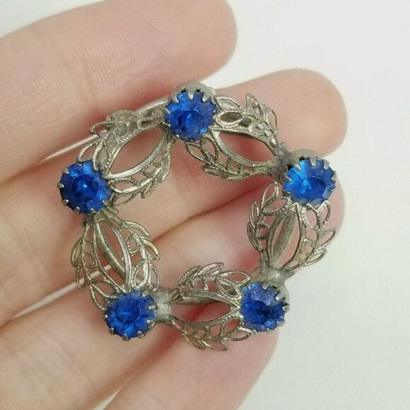 Vintage Blue Rhinestone and Silver Tone Filigree Circle Brooch, Prong Set Estate - Picture 2 of 6